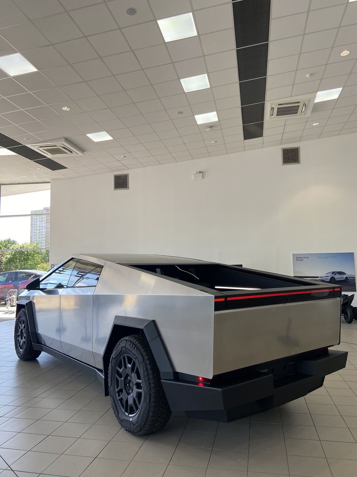 Tesla cyber truck - View 4